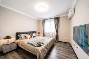 a bedroom with a large bed and a window at 上海柠檬汁民宿 Shanghai lemon juic B&B-Shanghai Lemon Deluxe Room 外滩南京西路步行街 in Shanghai
