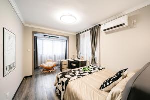 a bedroom with a bed and a desk and a window at 上海柠檬汁民宿 Shanghai lemon juic B&B-Shanghai Lemon Deluxe Room 外滩南京西路步行街 in Shanghai