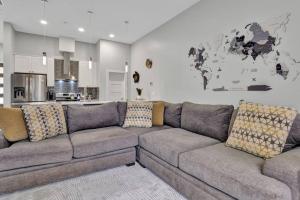 Χώρος καθιστικού στο Charming 3-Bedroom Home l 5 mins to AA Arena