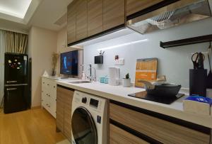 Kuchyň nebo kuchyňský kout v ubytování Shanghai Lerongju Boutique Apartment Metro Line 8 20meter