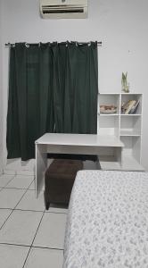Postel nebo postele na pokoji v ubytování Quarto Casal com Ar no Centro