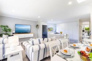 アンナ・ベイにあるSeabreeze 18 Abel Place fantastic holiday house on the beachのリビングルーム(白い家具、テレビ付)