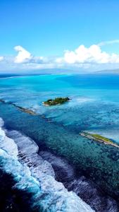 PatioEDEN Private Island TAHAA的海洋岛屿的空中景观