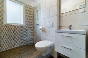 Koupelna v ubytování Kurka Wodna - Apartamenty na Mazurach + 42 fotografií