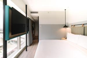 Ein Bett oder Betten in einem Zimmer der Unterkunft Moxy Putrajaya