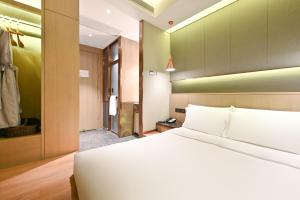 Letto o letti in una camera di Jingli Hotel Beijing Heshenghui Dajiaoting Subway Station Branch