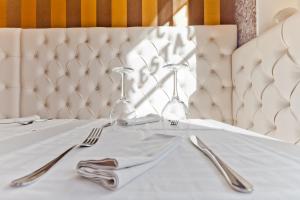 a table with two wine glasses and silverware on it at Plaça De La Font in Tarragona