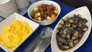 ホテルの敷地内または近くでの食事または食べ物