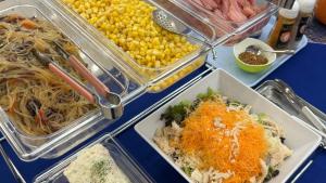 ホテルの敷地内または近くでの食事または食べ物