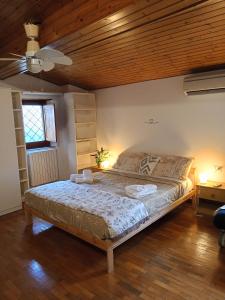 ein Schlafzimmer mit einem großen Bett und einer Holzdecke in der Unterkunft Casa romantica vicino al centro di Firenze in Florenz