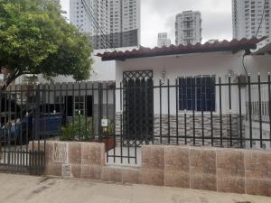 une maison blanche avec une clôture noire dans l'établissement Apartamento Cartagena Torices 50, à Carthagène des Indes