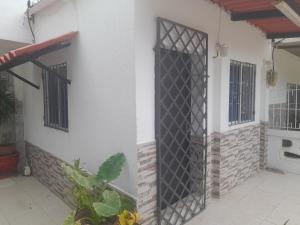 un portail en fer sur le côté d'une maison dans l'établissement Apartamento Cartagena Torices 50, à Carthagène des Indes