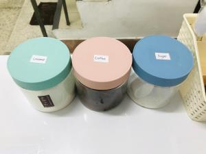 een groep van drie containers op een tafel bij Silom Guesthouse in Bangkok