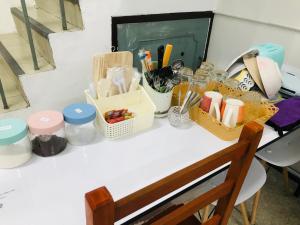 een tafel met daarop keukengerei en bakjes bij Silom Guesthouse in Bangkok