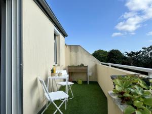 Balkón nebo terasa v ubytování Le Costour beau T3 avec balcon et vue verdoyante