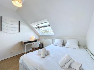 Postel nebo postele na pokoji v ubytování Le Costour beau T3 avec balcon et vue verdoyante