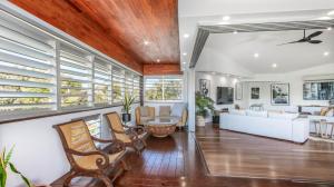 un salon avec un canapé blanc et des chaises dans l'établissement Abode La Vie, à Kingscliff 63 autres photos