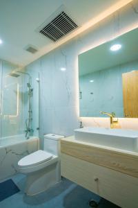 a bathroom with a toilet and a sink and a mirror at S Vangvieng Boutique Hotel in Vang Vieng