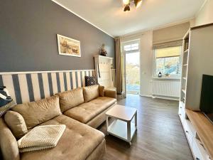 蒂索Haus Concordia 2 Freiraum的带沙发和冰箱的客厅