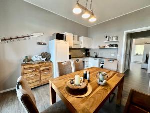 蒂索Haus Concordia 2 Freiraum的配有木桌的厨房和餐厅