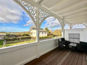 蒂索Haus Concordia 2 Freiraum的白色的门廊，可以看到房子的景色