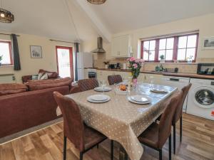 eine Küche und ein Wohnzimmer mit Tisch und Stühlen in der Unterkunft Curlew Cottage in Filey + 13 Fotos