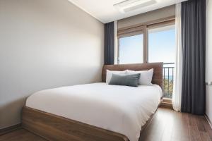 Postel nebo postele na pokoji v ubytování Urbanstay Sokcho Beach AB