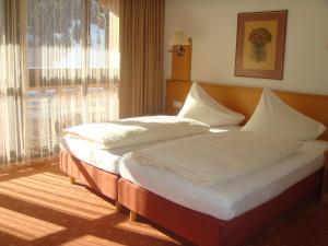 2 Betten in einem Zimmer mit Fenster in der Unterkunft Haus Anni in Bad Kleinkirchheim