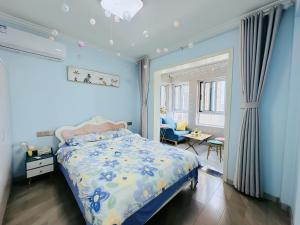 Postel nebo postele na pokoji v ubytování 连云港柒夕精品民宿 花果山店