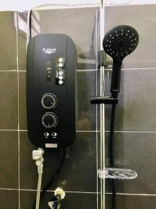 カンガーにあるBumiemas Homestay Kangar Perlisのバスルームの壁に黒い電話