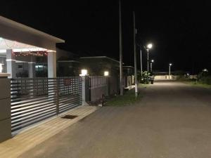 カンガーにあるBumiemas Homestay Kangar Perlisの夜間の建物前の空き駐車場