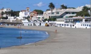 a beach with white buildings and a group of people at La Rosa dei Venti a 150 mt dall'Ospedale Pediatrico, a 200 mt dal mare ad a 30 minuti dalla Stazione San Pietro in Santa Marinella