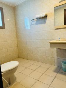 Ένα μπάνιο στο Al Hayat Suites Apartment +35 φωτογραφίες