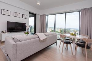 un soggiorno con un divano e un tavolo di Apartly - Hanza Tower apartament City View, parking, pool, sauna a Stettino