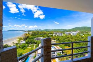 ホアヒンにあるBeachfront Studio Condo-Seaview - BW1のコンドミニアムのバルコニーからビーチの景色を望めます。