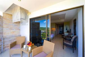 ホアヒンにあるBeachfront Studio Condo-Seaview - BW1のバルコニー(椅子、テーブル付)、