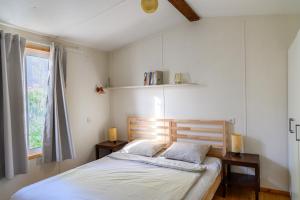 Ein Bett oder Betten in einem Zimmer der Unterkunft ביתהבוצ - מקום טבעי למפגשים