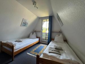 En eller flere senge i et værelse på Ostseeferienhaus Finni