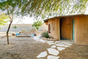 ein Haus mit einem Baum davor in der Unterkunft ביתהבוצ - מקום טבעי למפגשים in Talmei Yosef