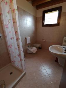 Koupelna v ubytování Agriturismo Nuvolino + 37 fotografií