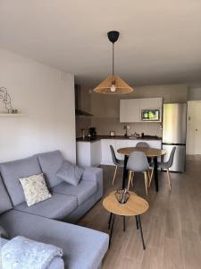a living room with a couch and a table at Embrujo Nazarí 2 in Cenes de la Vega