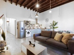 a living room with a couch and a kitchen at Terraza de Triana in Seville