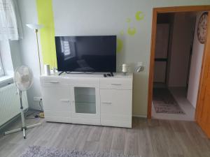 Μια τηλεόραση ή/και κέντρο ψυχαγωγίας στο Schöne Ferienwohnung