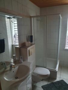 Ένα μπάνιο στο Schöne Ferienwohnung +2 φωτογραφίες