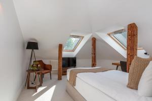 เตียงในห้องที่ The MANOR Sports & Spa +58 ภาพ