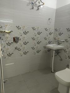 a bathroom with a toilet and a sink at Welcome Home Stay & Hotel Tapovan Rishikesh in Rishīkesh