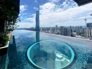 Bazén v ubytování Studio with Amazing KLCC View & Infinity Pool at Lalaport Bukit Bintang nebo v jeho okolí