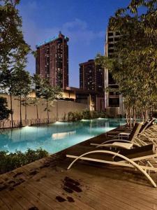 Bazén v ubytování Studio with Amazing KLCC View & Infinity Pool at Lalaport Bukit Bintang nebo v jeho okolí