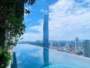 Bazén v ubytování Studio with Amazing KLCC View & Infinity Pool at Lalaport Bukit Bintang nebo v jeho okolí