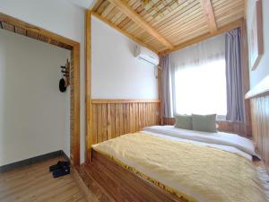 A bed or beds in a room at Just waiting for you-Tianmen mountαin-English reception-Book ticket service